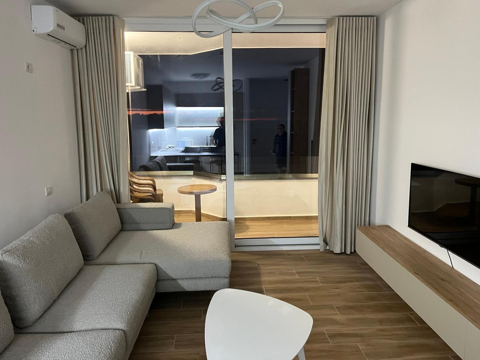 E Apartament *